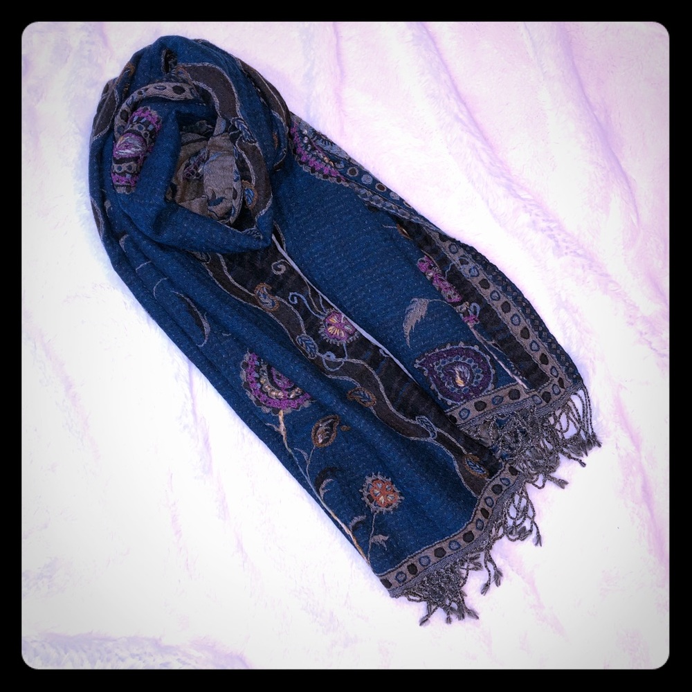 Like New women’s teal paisley embroidered scarf